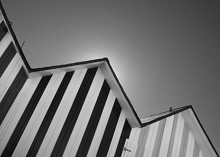 tagene, lodret, sol, lys, sort, hvid, bygget struktur, bygning udvendig, arkitektur, himmel, lav vinkel visning, bygning, natur, kopiere plads, skyfri himmel, ingen mennesker, dag, stribet, udendørs, by, moderne, kontorbygning udvendig, høj - høj, skyskraber, mønster, sollys, 4K, CC0, offentligt domæne, royaltyfrie