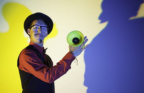 cirkus, klauni, show, pas nahoru, nástěnný prvek, stojící, jedna osoba, žlutá, skutečných lidí, stín, mladého dospělého, uvnitř, muži, mladí muži, neformální oblečení, hospodářství, oblečení, životního stylu, samci, dospělý, obsazení, tvořivost, 4K, CC0, veřejná doména, bez autorských práv
