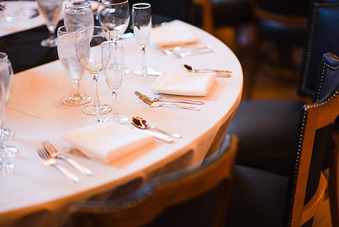 klar, Weingläser, Weiß, Tabelle, vornehmes Speisen, Sitzordnung bei Tisch, Party, Glas, Rahmen, Essen und Trinken, Weinglas, Trinkglas, Haushaltsausstattung, selektiver Fokus, Geschäft, Gedeck, drinnen, Eleganz, Luxus, Restaurant, Möbel, Reichtum, Feier, Teller, Sitz, Esstisch, keine Leute, Abendessen, Essen, Geschirr, 2K, CC0, gemeinfrei, lizenzfrei