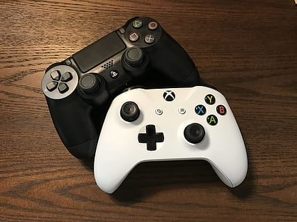 bianca, xbox, sony ps 4 controller, PS4, Marrone, superficie, video gioco, gioco, gioco, gioco, controller, gioco, controllore, telecomando da gioco, tecnologia, attrezzatura, giochi di svago, gamepad, controllo, singolo oggetto, legno - materiale, tavolo, colore nero, nessuno, avvicinamento, girato in studio, in casa, natura morta, vista dall'alto, cultura artistica e intrattenimento, direttamente sopra, telecomando, a distanza, rilassamento, pavimentazione, attività di svago, controller di gioco, tastiera, 4K, CC0, dominio pubblico, privo di copyright