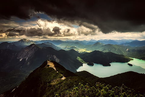 landskabsfoto, legeme, vand, omgivet, bjerg, bjerge, himmel, skyer, solnedgang, spids, overse, flod, sø, dal, canyon, landskab, natur, udendørs, Skov, træer, sky - himmel, scenics - natur, skønhed i naturen, rolig scene, ro, bjergkæde, ikke-urbane scene, ingen mennesker, miljø, idyllisk, storm sky, overskyet, bjergtop, 1080P, CC0, offentligt domæne, royaltyfrie