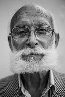 photo en niveaux de gris, homme, portant, lunettes, photographie en niveaux de gris, gris, vieux, verre, barbe, ride, œil, portrait, cheveux, la personne, retraite, mode de vie, gars, souriant, des lunettes, photo du visage, poils du visage, vue de face, adulte majeur, Vrais gens, adulte, mâles, une personne, modes de vie, Hommes, regarder la caméra, fermer, hommes seniors, adulte mature, hommes matures, visage humain, cheveux blancs, 5K, CC0, domaine public, libre de droits