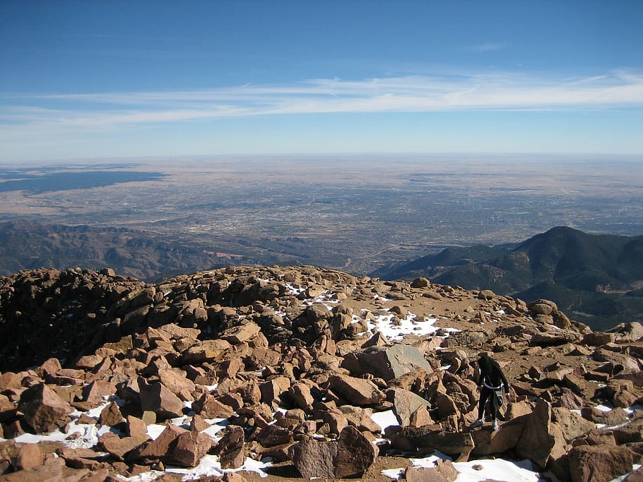 pikes peak, bjerg, topmøde, udsigt, colorado fjedre, naturskøn, klipper, sne, landskab, natur, alpine, USA, scenics, scenics - natur, himmel, skønhed i naturen, dag, miljø, klippe, rolig scene, sky - himmel, ro, ikke-urbane scene, høj vinkel visning, rock-objekt, solid, bjergkæde, ingen mennesker, arkitektur, idyllisk, udendørs, tørt klima, 2K