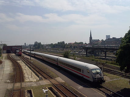 pociąg, ic, berlin, Berlin, Niemcy, stacja, ic, Berlin, Niemcy, podróżować, transport, miejski, Miasto, pejzaż miejski, ruch drogowy, szyna, most, tranzyt, transport publiczny, pociąg - pojazd, tory kolejowe, niebo, chmura - niebo, środek transportu, Transport kolejowy, architektura, na zewnątrz budynku, tor, zbudowana struktura, Natura, dzień, wysoki kąt widzenia, pociąg pasażerski, żadnych ludzi, na dworze, wagon kolejowy, pociąg metra, wieżowiec, przyjazd, 2K, CC0, domena publiczna, darmowe zdjęcia