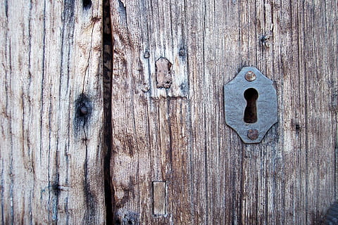 czarna stalowa dziurka od klucza, klawisz, kluczowa łatka, stary port, wejście, drzwi, rdza, dziurka, drewno - materiał, teksturowane, pełna ramka, zbliżenie, metal, stary, tła, żadnych ludzi, wyblakły, szorstki, wzór, zamek, ochrona, dzień, bezpieczeństwo, brązowy, drewno, na dworze, efekt teksturowany, gwóźdź, ziarno drewna, 2K, CC0, domena publiczna, darmowe zdjęcia