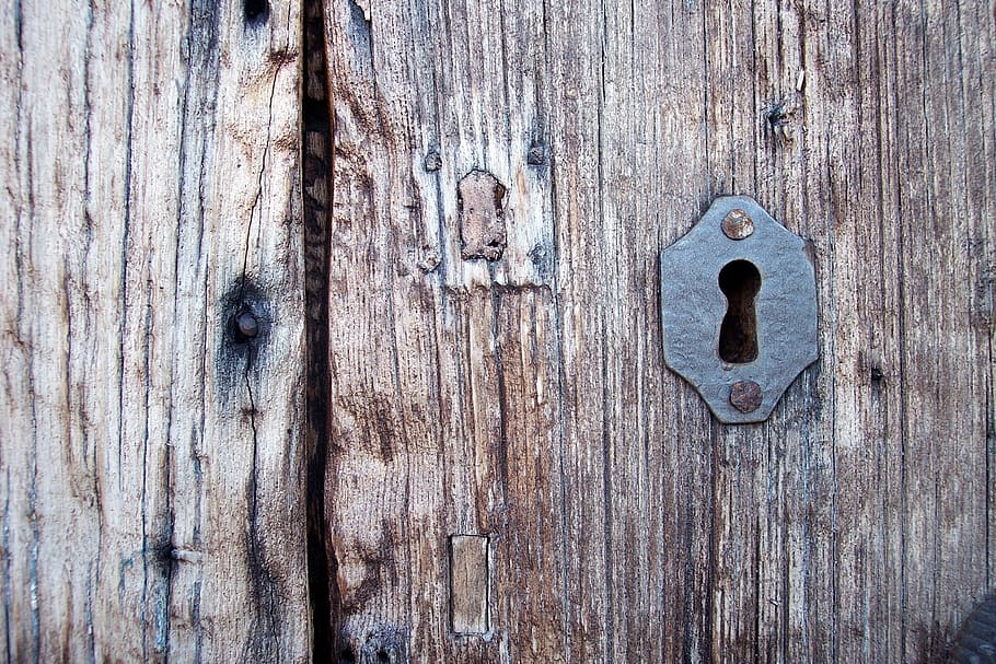 forat de forat d'acer negre, clau, pegat de clau, port vell, entrada, porta, òxid, forat de claus, material de fusta, textura, marc complet, primer pla, metall, vell, fons, cap gent, resistent, aspre, patró, bloqueig, protecció, dia, seguretat, marró, fusta, a l'aire lliure, efecte texturat, ungles, gra de fusta, 2K