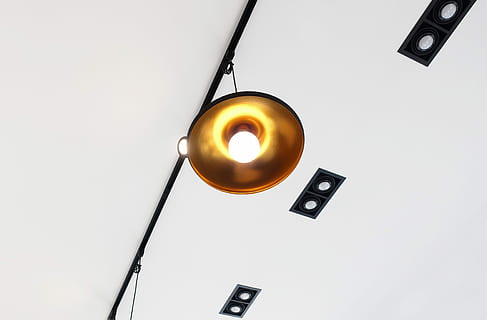 indre, belysning, lys, cafe, lys pære, ornament, ingen mennesker, musik, tæt på, indendørs, dag, belysningsudstyr, belyst, hvid baggrund, lav vinkel visning, teknologi, kopiere plads, hængende, sort farve, elektricitet, meddelelse, nummer, studio skud, direkte over, elektrisk lampe, bord, loft, direkte under, 4K, CC0, offentligt domæne, royaltyfrie