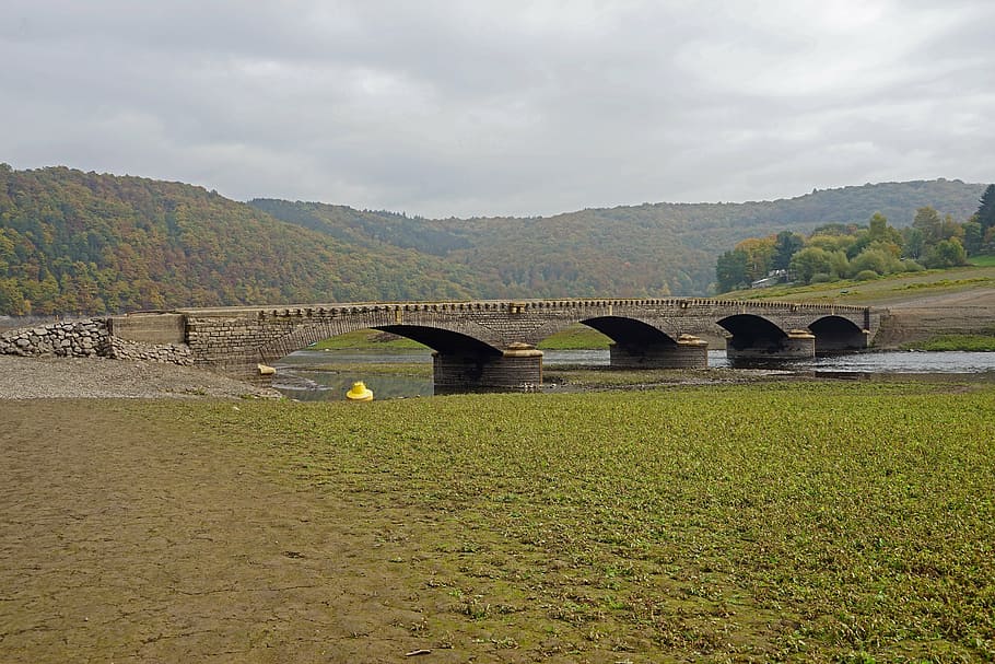 edersee, marea baixa, el pont de Hayden, bàsic, llac, aigua, arquitectura, pont, cel, pont - estructura feta per l'home, muntanya, estructura construïda, escenics - natura, connexió, naturalesa, cap gent, núvol - cel, tranquil·litat, planta, escena tranquil·la, paisatge, bellesa a la natura, medi ambient, riu, Serra, a l'aire lliure, pont d’arc, 5K