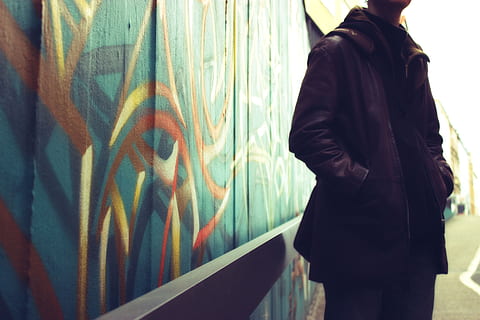Graffiti, grunge, Mann, Person, Lebensstil, männlich, Wand, Erwachsene, städtisch, Farbe, modern, Straße, cool, Kultur, kreativ, Stadt, Sprühfarbe, Künstler, Stehen, eine Person, Lebensstile, Kunst und Handwerk, echte Menschen, Kreativität, Wandbau - Funktion, Männer, mehrfarbig, Kleidung, Dreiviertel Länge, Legere Kleidung, Freizeitbeschäftigung, Mittelteil, Straßenkunst, Wandgemälde, lila, Teenager, 5K