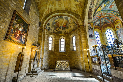wnętrze katedry, Praga, zamek, okna, ołtarz, religia, Czech, starożytny, sztuka, fresk, mozaiki, kościół, średniowieczny, łuk, europejski, podróżować, kamień, katedra, architektura, wiara, zbudowana struktura, budynek, wewnątrz, miejsce kultu, okno, duchowość, historia, przeszłość, żadnych ludzi, dzień, cele podróży, sufit, sztuki i rzemiosła, ozdobny, kolumna architektoniczna, styl gotycki, 4K, CC0, domena publiczna, darmowe zdjęcia