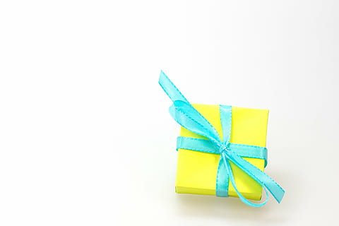 amarillo, azul, caja de regalo, regalo, hecho, sorpresa, lazo, Navidad, festival, Decoración navideña, embalaje, saludos, compras de Navidad, cumpleaños, paquete, Feliz Navidad, adviento, consumir, dar, decoración, regalos, lleno, embalaje de regalo, Fondo blanco, separar, foto de estudio, copia espacio, adentro, multi color, papel, nadie, de cerca, cinta - artículo de costura, cinta, color verde, solo objeto, grupo de objetos, sencillez, creatividad, arte, arco, 4K, CC0, dominio público, libre de derechos