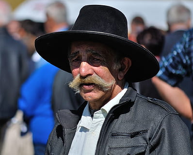 indossare, cappello da cowboy, giacca, uomo, vecchio cappello, ritratto, baffi, uomini, vecchio, cappello, maschio, adulto, persone, analizzare, cercare, guardare, grave, espressione, singolo, umano, capo, persona, uno, viso, adulto senior, uomini anziani, colpo alla testa, all'aperto, capi di abbigliamento, persone reali, stili di vita, persone accessorie, concentrarsi sulle conoscenze acquisite, maschi, attività di svago, barba, peli del viso, giorno, uomini maturi, 1080P, CC0, dominio pubblico, privo di copyright