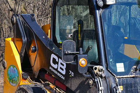 loader, teknik, traktor, gravemaskine, udstyr, specialmaskiner, maskine, kabine, transportform, dag, transportmidler, bil, land køretøj, ingen mennesker, motor køretøj, glas - materiale, udendørs, natur, tæt på, gul, sollys, meddelelse, gammel, rat, tekst, arkitektur, stationær, 4K, CC0, offentligt domæne, royaltyfrie