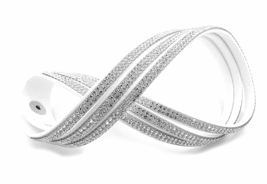 hvid, grå, læder, strop, rustfri, baggrund, armbånd, stål, guld, smykker, metal, sølv, juvel, skønhed, mode, jern, glimte, lysstyrke, Kvinder, dekoration, moderne, studie, elegance, glæde, gave, banner, luksus, salg, fornøjelse, varer, charme, punk, isolerede, hånd, kommerciel, guldsmed, mænd, handle, køb, hvid baggrund, studio skud, indendørs, tæt på, ingen mennesker, skåret ud, stilleben, kopiere plads, repræsentation, Kunst og håndværk, mønster, dyr repræsentation, enkelt objekt, finansiere, hvid farve, høj vinkel visning, dyr, håndværk, dyre temaer, to objekter, udsmykkede, personlige tilbehør, 4K