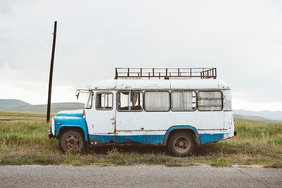 biały, niebieski, pojazd, czarny, słupek, chmury, dzień, morski van, zaparkowany, pole trawy, zabytkowe, stary, rdza, pole, Droga, transport, środek transportu, pojazd lądowy, pojazd silnikowy, niebo, nieruchomy, Natura, samochód ciężarowy, krajobraz, żadnych ludzi, chmura - niebo, wylądować, samochód, scena pozamiejska, podróżować, opuszczony, widok z boku, 5K