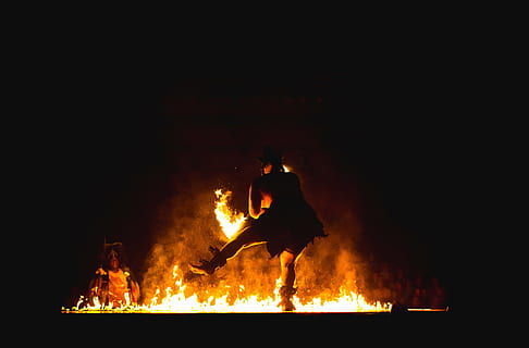 Feuertanzen, Nacht-, Feuer, Mann, Tanzen, Rituale, Flamme, Hitze - Temperatur, Verbrennung, Rauch - physische Struktur, Bewegung, Inferno, Menschen, nur für Erwachsene, draußen, Feuer - natürliches Phänomen, Natur, Silhouette, glühend, Besetzung, Zeichen, Kamin, Umgebung, Warnschild, 5K, CC0, gemeinfrei, lizenzfrei