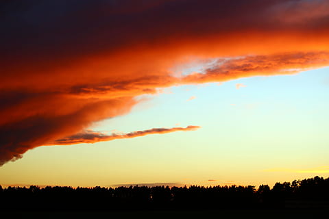 himmel, skyer, frem, aftenlys, solnedgang, sky front, storm, vejr, aftenhimmel, mørke skyer, tordensky, silhuet, orange farve, scenics, natur, skønhed i naturen, scenics - natur, ro, rolig scene, sky - himmel, miljø, ikke-urbane scene, landskab, træ, plante, idyllisk, ingen mennesker, dramatisk himmel, udendørs, Mark, romantisk himmel, 5K, CC0, offentligt domæne, royaltyfrie