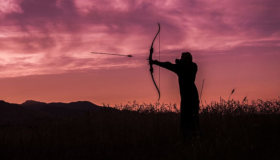 alba, paisatge, posta de sol, home, precisió, acció, actiu, activitat, objectiu, punteria, arquer, tir amb arc, fletxa, atleta, retroil·luminat, arc, vespre, medi ambient, tarda, camp, herba, caça, caçador, icona, a l'aire lliure, persona, tiroteig, tir, silueta, habilitat, esports, equipament esportiu, formació, arma, cel, una persona, de peu, naturalesa, adult, celebració, terra, núvol - cel, bellesa a la natura, homes, color taronja, escenics - natura, cacera, braç humà, braços aixecats, 4K