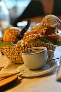 desayuno, Mesa de desayuno, vaso, rodar, pan integral, comer, hambre, Mañana, cubierto, nutrición, comida, desayunar, productos horneados, disfrutar, comida y bebida, mesa, frescura, listo para comer, naturaleza muerta, de cerca, jarra, enfoque selectivo, plato, adentro, un pan, beber, taza de café, tamaño de la porción, horneado, nadie, utensilio de cocina, refresco, bocadillo, vajilla, comida francés, taza de te, tentación, 5K, CC0, dominio público, libre de derechos