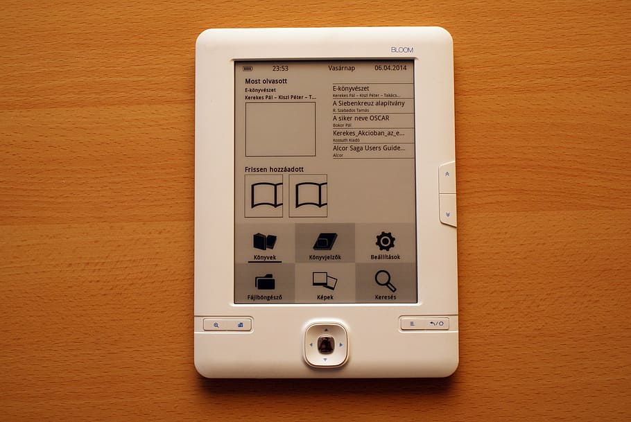 e-reader, llibre electrònic, ebook, tinta electrònica, paper electrònic, tablet PC, tecnologia, connexió, comunicació, a l'interior, control, cap gent, material de fusta, primer pla, tecnologia sense fils, taula, electricitat, sol objecte, polsador, equipament, directament a sobre, indústria, funció de construcció de parets, nombre, natura morta, equipament elèctric, Font d'alimentació, 1080P