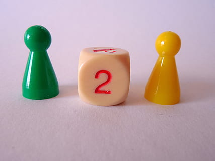 to, tallene, cube, spille, par, spilltegn, fritidsspill, strategi, ingen folk, studio skudd, innendørs, nærbilde, stilleben, kommunikasjon, hvit bakgrunn, gruppe av objekter, multi farget, representasjon, tekst, to gjenstander, stor bokstav, gul, avslapning, vestlig skript, grønn farge, bord, skilt, farget bakgrunn, 2K, CC0, offentlig domene, opphavsrett gratis