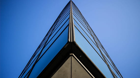 Basso, foto ad angolo, grattacielo, costruzione, grattacielo grigio, architettura, finestra, angolo, cielo, blu, struttura costruita, cielo sereno, ponte - struttura fatta dall'uomo, ponte, mezzi di trasporto, connessione, nessuno, Inquadratura dal basso, natura, esterno dell'edificio, città, ponte sospeso, all'aperto, forma triangolare, moderno, barca a vela, lega, acciaio, trave, 5K, CC0, dominio pubblico, privo di copyright