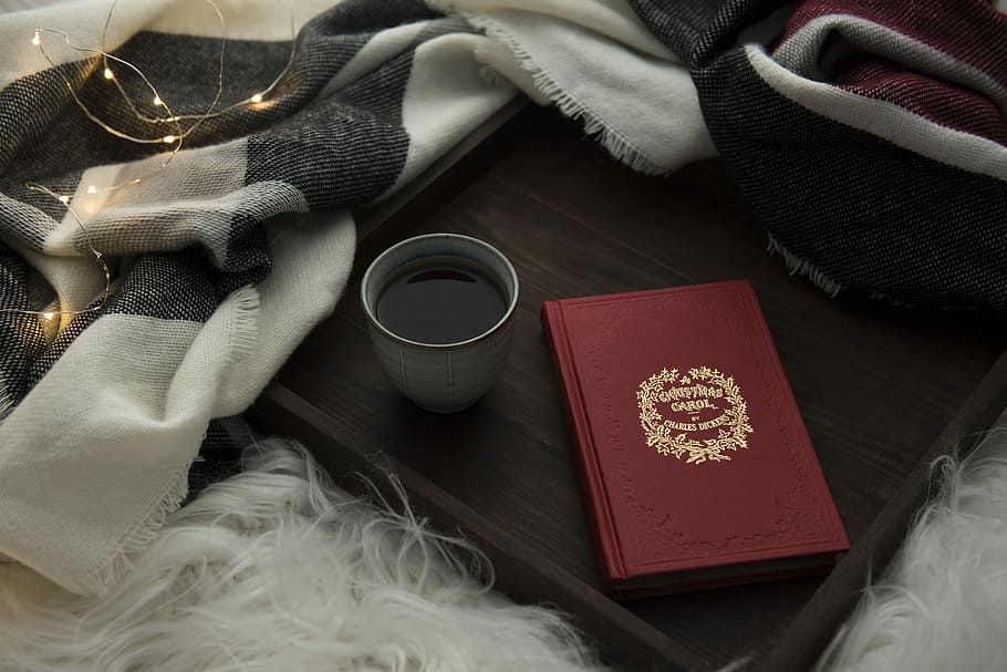 Weiß, Keramik, Kaffeebecher, Außerdem, rot, Briefumschlag, Buch, neben, grau, Becher mit Getränk, Tasse, Becher, Getränk, Kaffee, drinnen, Textil-, Kleidung, Essen und Trinken, High Angle View, keine Leute, Erfrischung, heisses Getränk, Stillleben, Weihnachtsdekoration, Nahansicht, Container, Handschuh, Feier, Tee, Teeblätter, 5K