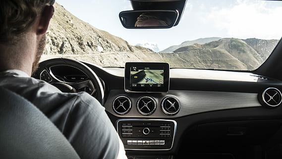 Person, die Auto fährt, schwarz, grau, Fahrzeug, Innere, Instrumententafel, ccar, Navigation, Mann, Bart, Transport, Automobil, Berg, alp, Fahren, Auto, Satellitennavigation, Navi, hud, Transportmittel, Reise, Fahrzeuginnenraum, Erwachsene, Männer, Rückansicht, eine Person, Kraftfahrzeug, Natur, Szenen - Natur, Bewegung, Gebirge, Straße, Umgebung, unterwegs, 4K, CC0, gemeinfrei, lizenzfrei