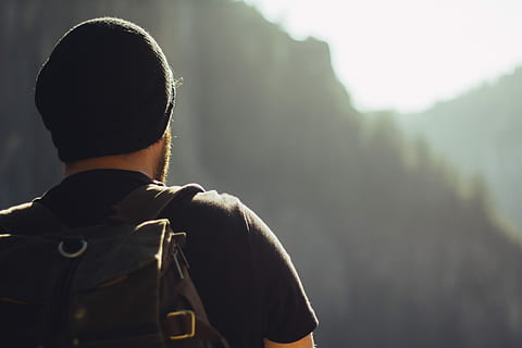 om, negru, tricou, om în negru, bărbați, în aer liber, o persoana, oameni, adult, natură, pădure, masculi, drumeții, rucsac, permanent, etnie caucaziană, tânăr adult, spațiu copie, vedere din spate, doar barbati, doar un singur om, doar adulți, Activitatea de agrement, oameni adevărați, stiluri de viață, zi, lovitură de cap, să se concentreze asupra primelor elemente, aventură, haine casual, portret, călătorie, haine calde, 5K, CC0, domeniu public, fără drepturi de autor