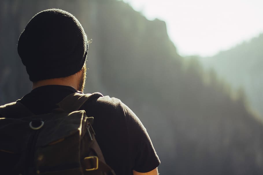 uomo, nero, maglietta, uomo in nero, uomini, all'aperto, una persona, persone, adulto, natura, foresta, maschi, escursioni a piedi, zaino, in piedi, etnia caucasica, giovane adulto, copia spazio, retrovisore, Solo uomini, solo un uomo, solo adulti, attività di svago, persone reali, stili di vita, giorno, colpo alla testa, concentrarsi sulle conoscenze acquisite, avventura, abbigliamento casual, ritratto, viaggio, vestiti caldi, 5K