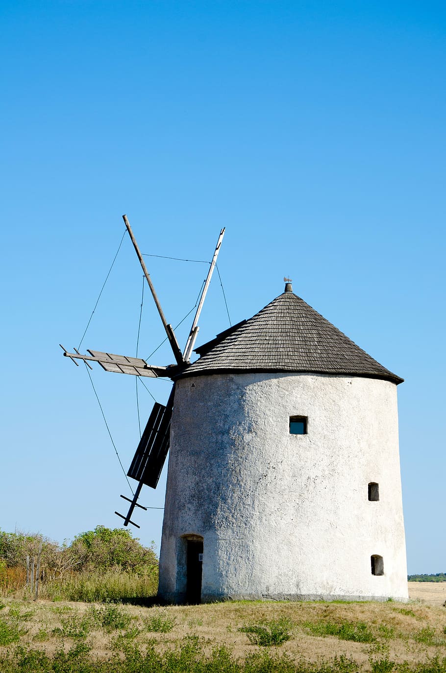 molí, molí de vent, antic molí de vent, monument, al llarg del molí de vent, molí de vent de muntanya de bakony, gabonaőrlő, cel, blau, arquitectura, estructura construïda, medi ambient, aerogenerador, generació de combustible i energia, cel clar, turbina, energia renovable, energia alternativa, conservació del medi ambient, energia eòlica, naturalesa, planta, camp, terra, dia, exterior de l'edifici, còpia espai, cap gent, a l'aire lliure, 4K