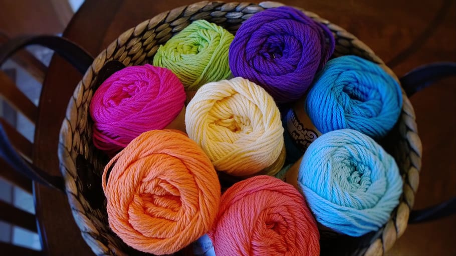 cistella, fils de colors assortits, teixir, fil, llana, tèxtil, bola de llana, multicolor, art i artesania, material, variació, elecció, artesania, a l'interior, cap gent, primer pla, creativitat, gran grup d'objectes, contenidor, suavitat, finances i indústria de les empreses, porpra, 2K