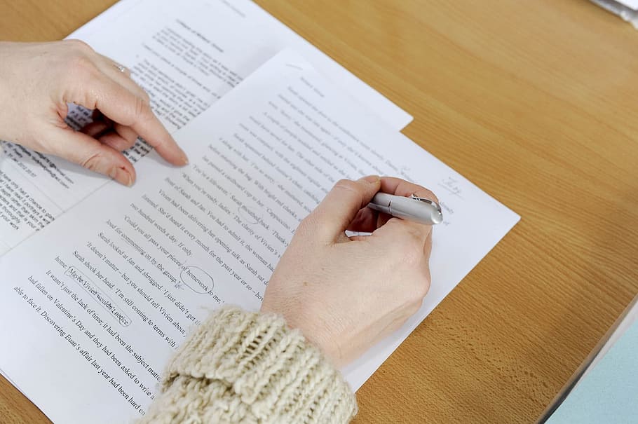 persona que sosté la ploma, creatiu, escriure, edició, biblioteca, paper, bolígraf, mà humana, mà, part del cos humà, document, text, una persona, a l'interior, part del cos, taula, adult, contractar, acord, primer pla, vista d’angle alt, celebració, signatura, dit, extremitat humana, ploma estilogràfica, 1080P