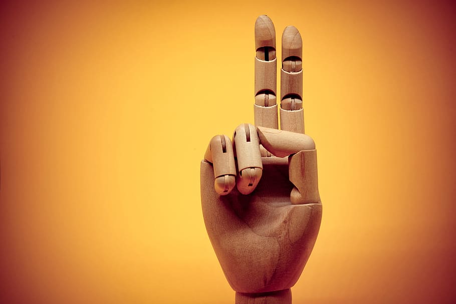 marró, fusta, marioneta, gest, mà, 2, dos, dit, els dits, thumb, primer pla, comptar, detall, símbol, braç, doble, mostrant, signe, primer, segon, comunicació, gesticulant, missatge, idea, maniquí, groc, titella, tir de l'estudi, fons de colors, a l'interior, material de fusta, cap gent, representació humana, art i artesania, creativitat, còpia espai, robot, representació, joguina, natura morta, cultura i entreteniment artístic, fons groc, artesania, figureta, 5K