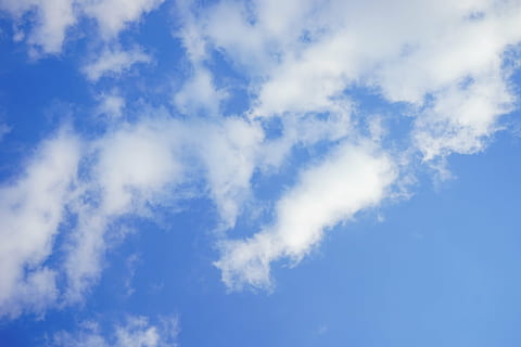 himmel, skyer, uklarhed, blå, sommerdag, sky - himmel, lav vinkel visning, skønhed i naturen, hvid farve, scenics - natur, ro, ingen mennesker, natur, rolig scene, dag, baggrunde, udendørs, idyllisk, fuld ramme, miljø, sollys, meteorologi, tjavsede, 5K, CC0, offentligt domæne, royaltyfrie