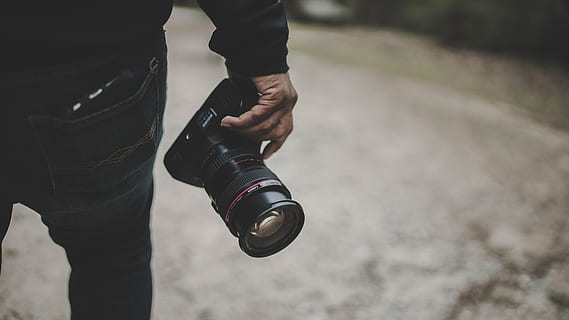 Person, halten, DSLR-Kamera, ohne Titel, Fokus, Hand, halt, Kamera, Fotograf, draußen, Männer, Menschen, eine Person, Sport, Erwachsene, Sporthandschuh, kaukasischer Abstammung, niedriger Abschnitt, Nur ein Mann, Nur Männer, Fokus auf den Vordergrund, menschliches Körperteil, echte Menschen, Tag, Lebensstile, Körperteil, menschliches Bein, Legere Kleidung, Freizeitbeschäftigung, schwarze Farbe, Stehen, Kleidung, Schuh, Gehen, Leder, 4K, CC0, gemeinfrei, lizenzfrei