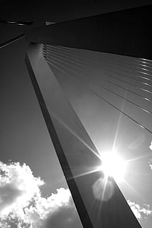 abstrakt, bro, linjer, kabler, himmel, arkitektur, sort, hvid, lav vinkel visning, sollys, sky - himmel, bygget struktur, sol, natur, ingen mennesker, linseflare, solstråle, bygning udvendig, dag, udendørs, bygning, solrig, silhuet, transportmidler, moderne, by, lyse, direkte under, 2K, CC0, offentligt domæne, royaltyfrie
