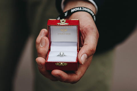 persoon, bezit, doos, zilverkleurige ring, duidelijk, edelsteen, detailopname, fotografie, edelstenen zilverkleurige princess cut ring, hand-, ring, voorstellen, voorstel, diamant, vent, liefde, huwelijk, rood, verloving, zomer, menselijke hand, een persoon, volwassen, menselijk lichaamsdeel, juwelendoos, midsection, sieraden, gift, binnenshuis, verlovingsring, vrouw, emotie, levensgebeurtenissen, viering, positieve emotie, doos - container, 5K, CC0, publiek domein, royaltyvrij
