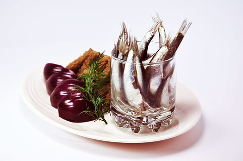 peix, ceba, pa, aperitiu, nutrició, menjar, deliciós, casa, un sandvitx, saborós, deliciós aperitiu, a vodka, Color blanc, menjar i beguda, cap gent, tir de l'estudi, a l'interior, placa, herba, frescor, taula, primer pla, alimentació saludable, planta, fons blanc, natura morta, benestar, romaní, naturalesa, full, llest per menjar, equipament per a la llar, vidre, vaixella, luxe, 4K, CC0, domini públic, lliure de regalies