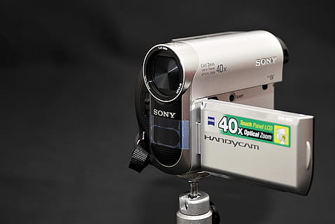 selektywny, fotografia fokusowa, szary, Sony Handycam, aparat fotograficzny, kamera wideo, cyfrowy, kamera ręczna, technologia, wideo, rekord, wewnątrz, studio strzał, porozumiewanie się, sprzęt, tekst, żadnych ludzi, pismo zachodnie, przemysł, aparat fotograficzny - sprzęt fotograficzny, zbliżenie, kontrola, Edukacja, biznes, czarne tło, papier, finanse, kopia przestrzeń, domowa kamera wideo, 4K, CC0, domena publiczna, darmowe zdjęcia