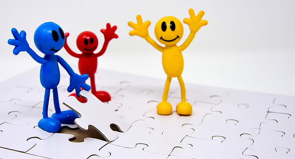 drie, tekens, bezit, decoupeerzaag, digitaal, behang, samenspel, samen, doelen, creëren, puzzel, laatste deel, samenvoegen, invoegen, delen, passen, bij elkaar passen, proost, vreugde, beheerd, team, eenheid, spelen, stukjes van de puzzel, geduld, geheugenkaarten bedekt met, tijdverdrijf, verveling, speelgoed-, blauw, geen mensen, geel, communicatie, binnenshuis, natuur, studio opname, beeldje, bedrijf, multi gekleurd, grote groep objecten, vertegenwoordiging, levendige kleuren, detailopname, rood, groep objecten, klein, 5K, CC0, publiek domein, royaltyvrij