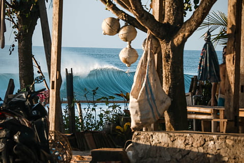 Cottage, onde oceaniche, giorno, grigio, sospeso, sacco, albero, accanto, corpo, acqua, di fronte al mare, mare, onda, ponte, spiaggia, natura, pianta, tronco d'albero, mezzi di trasporto, tronco, nessuno, nave nautica, cielo, modo di trasporto, all'aperto, bellezza nella natura, orizzonte sull'acqua, scenics - natura, 5K, CC0, dominio pubblico, privo di copyright