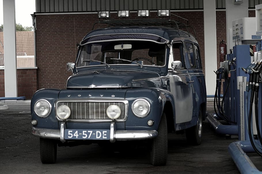 oldtimer, Volvo, clàssic, automàtic, oci, vehicles, automoció, històricament, automòbil de cotxes d'època, vell, pkw, cotxes antics, cotxes de passatgers, punt de mira, locomoció, suècia, vell vehicle, Vella escola, cotxe d'època, retro, pasatemps, manera de transport, vehicle terrestre, transport, cotxe, arquitectura, exterior de l'edifici, estructura construïda, automòbil, ciutat, estil retro, dia, carrer, estacionari, persones incidentals, faro, a l'aire lliure, edifici, garatge, 4K
