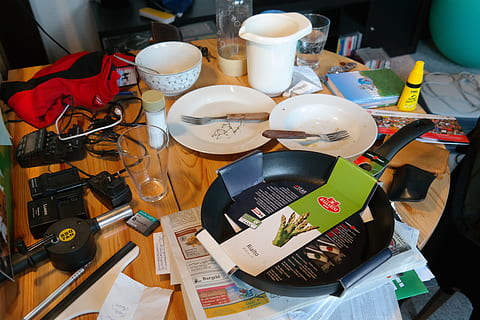 sortiert, Platten, Tabelle, Chaos, Unordnung, ein Durcheinander, Dinge, Zeug, Esstisch, chaotisch, unordentlich, Geschirr, Tasse, drinnen, High Angle View, Stillleben, keine Leute, große gruppe von gegenständen, Becher, Wahl, Variation, Nahansicht, Kaffeetasse, Geschäft, Tag, Verkauf, Essen und Trinken, Container, Sammlung, Papier-, 5K, CC0, gemeinfrei, lizenzfrei