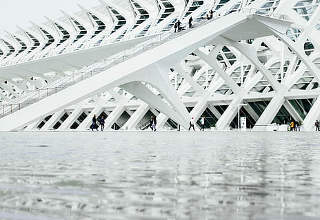 foto em tons de cinza, pessoas, acordando, construção, padronizar, cinzento, urbano, arquitetura, museu, estrutura construída, agua, transporte, dia, exterior do edifício, ponte, pessoas incidentais, grupo de pessoas, conexão, cidade, ponte - estrutura feita pelo homem, beira-mar, moderno, viagem, ao ar livre, grande grupo de pessoas, destinos de viagem, multidão, coluna arquitetônica, 2K, CC0, domínio público, royalty free