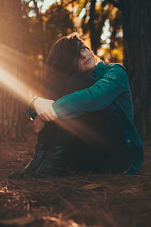 selektif, fotografi fokus, wanita, hijau, jaket, hitam, celana, duduk, bidang, terkepung, pohon, sendirian, backlit, mengaburkan, sepatu bot, warna, siang hari, mode, gadis, rambut, pemandangan, mencari, alam, di luar rumah, orang, sinar matahari, memakai, orang sungguhan, tanah, penuh, perempuan, gaya hidup, pakaian kasual, kegiatan waktu luang, orang-orang, anak, hutan, dua orang, kebersamaan, masa kecil, gaya rambut, depresi - kesedihan, 2K, CC0, domain publik, bebas royalti