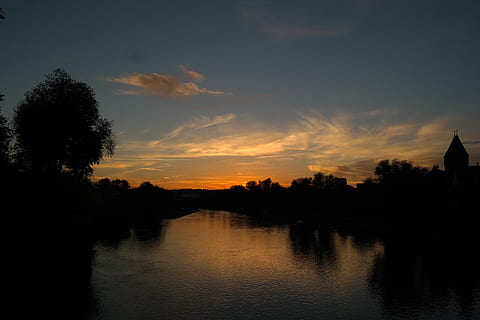 tramonto, cielo serale, nuvole, cielo, fiume, Danubio, acqua, sole, sera, luce posteriore, riflessione, giallo, Metzgerturm, Ulm, Torre, tetto, guglia, costruzione, albero, pianta, silhouette, bellezza nella natura, la tranquillità, scenics - natura, scena tranquilla, nessuno, natura, lungomare, nuvola - cielo, lago, colore arancione, idilliaco, 5K, CC0, dominio pubblico, privo di copyright