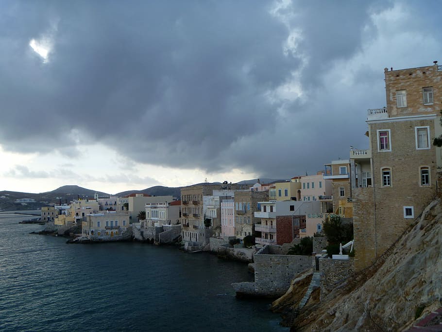 penya-segats, línia de costa, pesat, núvols, ermoupoli, Grècia, bluffs, fotografies, núvols forts, paisatge, paisatges, domini públic, cel, Itàlia, mar, casa, europa, aigua, arquitectura, Mar Mediterrani, ciutat, països mediterranis, llocs de viatges, destinacions de viatge, a l'aire lliure, poble, núvol - cel, exterior de l'edifici, edifici residencial, estructura construïda, edifici, naturalesa, cap gent, barri residencial, núvol, dia, davant del mar, bellesa a la natura, tempesta, paisatge urbà, ominós, 4K