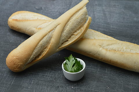 Brot, Küche, Bäckerei, Muffins, Selbstgemachtes Brot, Rico, Lebensmittel, Frische, Stangenbrot, Holz - Material, Tabelle, Mahlzeit, Gourmet, Frühstück, ein Leib Brot, Essen und Trinken, gesundes Essen, keine Leute, fertig für den Verzehr, Stillleben, drinnen, Wohlbefinden, Nahansicht, High Angle View, Gemüse, Fast Food, Snack, Genuss, zubereitete Kartoffel, Kartoffel, 5K, CC0, gemeinfrei, lizenzfrei