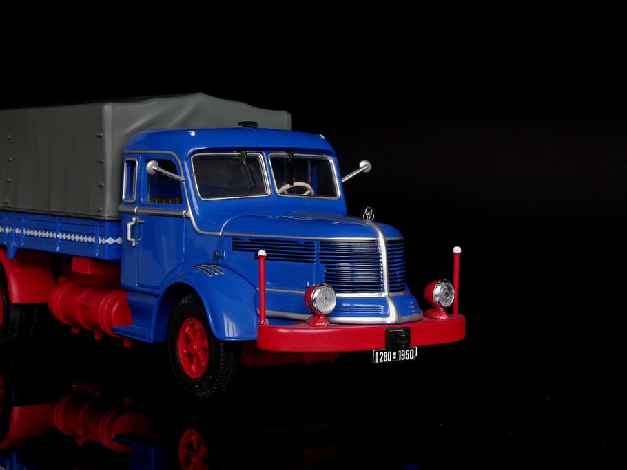 model de cotxe, krupp, oldtimer, camió, joguines, recollir, transport, manera de transport, vehicle terrestre, vermell, nit, automòbil, cap gent, còpia espai, semi-camió, carretera, viatjar, transport de mercaderies, blau, tir de l'estudi, estacionari, vehicle comercial terrestre, fons negre, il·luminat, cotxe, transport per carretera, 5K